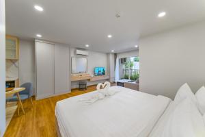 Μια τηλεόραση ή/και κέντρο ψυχαγωγίας στο Brand-New Stylish Studio Apartment B102, Lamai, The Terraza