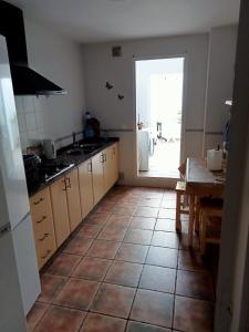Una cocina con una puerta que da a un patio. en Casa Niebla, en Vejer de la Frontera