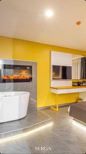 TV a/nebo společenská místnost v ubytování Surga Alaçatı