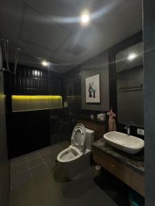 a bathroom with a toilet and a sink at Japandi Serenity 1 king,1 queen,1 single bed 5pax in Medan