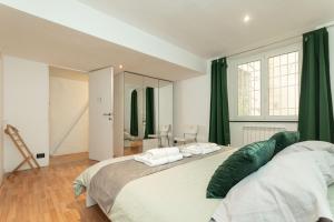 ジェノヴァにあるLusso, Doppio appartamento a 50 passi dal Duomoのベッドルーム1室(緑のカーテン付きのベッド2台付) +43枚の写真