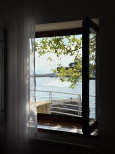 a window view of the ocean from a house at Beachfront House Ugor in Lun