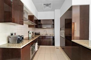 VayK - Spacious 2BR with Beach Access & Private Gym on Palm Jumeirah的厨房或小厨房