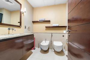 迪拜VayK - Spacious 2BR with Beach Access & Private Gym on Palm Jumeirah的带马桶和水槽的浴室