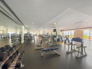 VayK - Spacious 2BR with Beach Access & Private Gym on Palm Jumeirah的健身中心和/或健身设施