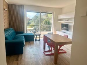 A television and/or entertainment centre at Emma‘s Riva-Dream - sonnige 2-Zimmer-Wohnung mit Garage und Balkon in Riva del Garda
