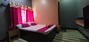 Una cama o camas en una habitación de Hotel Devtara