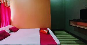 Una cama o camas en una habitación de Hotel Devtara