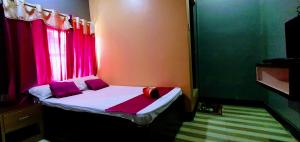 Una cama o camas en una habitación de Hotel Devtara