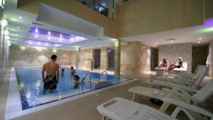 斯维诺乌伊希切Apartamenty Nautilus 103的一群人在游泳池里