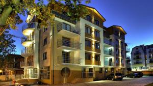 斯维诺乌伊希切Apartamenty Nautilus 103的街道上带阳台的大型白色建筑