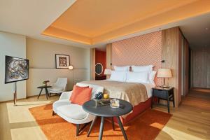 Postel nebo postele na pokoji v ubytování Bvlgari Hotel Tokyo
