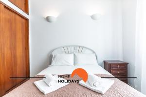 Giường trong phòng chung tại #306 Rua do Saco 11 by Home Holidays