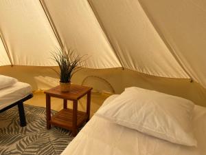 Postel nebo postele na pokoji v ubytování Camping Cap-Ouest