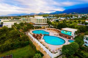 Una vista aérea de un complejo turístico con piscina. en Chamada Prestige Hotel and Casino, en Kyrenia