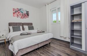 Ένα ή περισσότερα κρεβάτια σε δωμάτιο στο Schönes Haus In Vir - Cda400