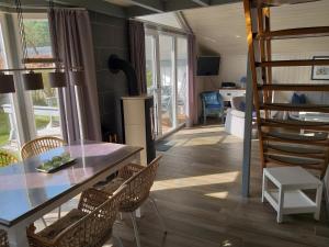 Una cocina y un comedor con mesa y sillas. en Wildgans 136, en Mirow