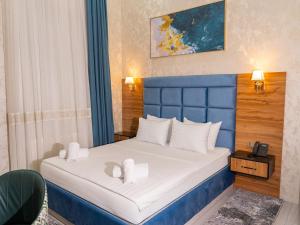 - une chambre avec un lit bleu et des oreillers blancs dans l'établissement Avant Wellness Hotel Pool&Spa, Free airport shuttle service, à Tachkent 37 autres photos