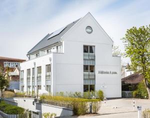 Ein weißes Gebäude mit einer Uhr drauf. in der Unterkunft Viktoria 4 you - Whg. 04 in Westerland