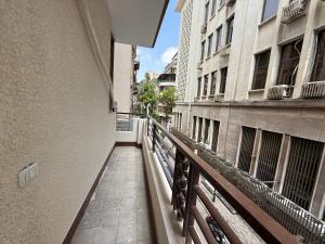 una pasarela entre dos edificios en una ciudad en La Casa del Centro Cairo, en El Cairo