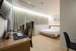 Телевизор и/или развлекательный центр в From H US Hotel with Aank Seoul Gangseo Hwagok