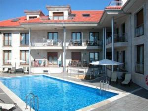 巴斯夸斯巴斯夸斯卡普里舒酒店的建筑物前有一个大型游泳池。