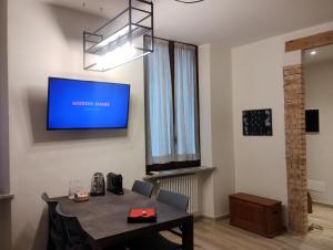 Μια τηλεόραση ή/και κέντρο ψυχαγωγίας στο I Portici - Bergamo Apartment
