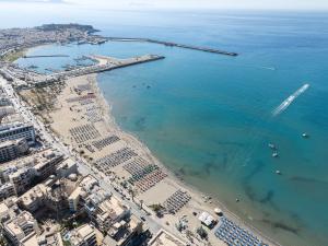 レティムノ・タウンにあるEvaura Luxury Home FREE PARKINGのビーチと海の空中写真