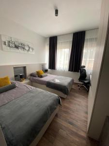 ein Hotelzimmer mit zwei Betten und einem Schreibtisch in der Unterkunft Villa Nika in Peroj + 16 Fotos