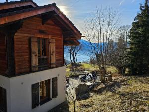un edificio con una finestra sul lato di Grand chalet rustique à Gryon, avec vue et cheminée a Gryon