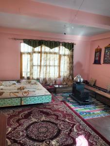 Postel nebo postele na pokoji v ubytování BDH Homestay Tabo By Soma Stays