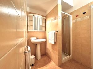 een kleine badkamer met een wastafel en een douche bij Abbadia Panoramic Terrace in Siena +32 foto's