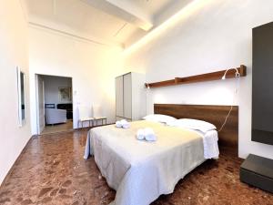 een slaapkamer met een bed met twee handdoeken erop bij Abbadia Panoramic Terrace in Siena