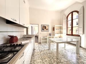 een witte keuken met een tafel en een aanrecht bij Abbadia Panoramic Terrace in Siena