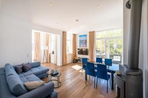 O zonă de relaxare la Ferienwohnung Schilfrohr Meerblick Kamin Sauna