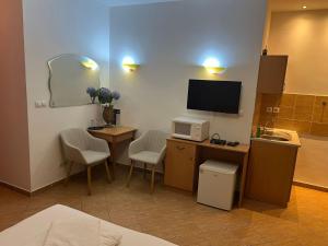 Televízia a/alebo spoločenská miestnosť v ubytovaní Esprit Hotel