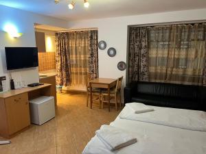 Televízia a/alebo spoločenská miestnosť v ubytovaní Esprit Hotel