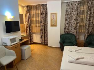 Televízia a/alebo spoločenská miestnosť v ubytovaní Esprit Hotel