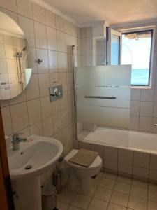 Koupelna v ubytování Koumpe Blue Sea View Apartment + 34 fotografií