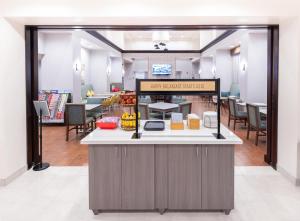 希尔顿西雅图/肯特汉普顿套房酒店的厨房或小厨房
