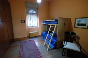 Busto GarolfoResidenza Concordia的带双层床和窗户的卧室