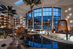 Bazén v ubytování Embassy Suites by Hilton Phoenix Biltmore nebo v jeho okolí
