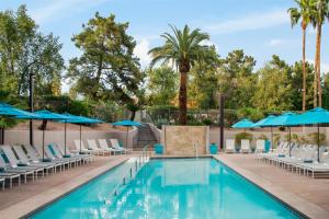 Embassy Suites by Hilton Phoenix Biltmore内部或周边的泳池
