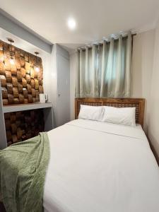 Postel nebo postele na pokoji v ubytování JCGA Apartments' Rustic Chic Cabins-Near Botanical Garden and SM Baguio
