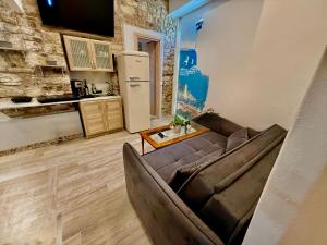 Kuchyň nebo kuchyňský kout v ubytování TRAVELLERS CORFU TOWN Luxury Suites, Studios & Apartments