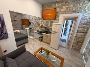 Kuchyň nebo kuchyňský kout v ubytování TRAVELLERS CORFU TOWN Luxury Suites, Studios & Apartments