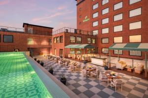 Bazén v ubytování Holiday Inn Gurgaon NH8 by IHG nebo v jeho okolí