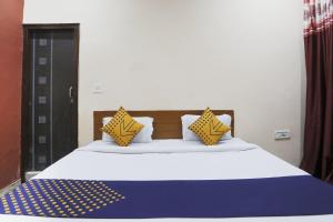 Postel nebo postele na pokoji v ubytování Hotel O Hr Residency