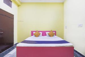 Postel nebo postele na pokoji v ubytování Hotel O Hr Residency