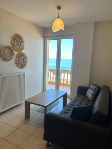 Posezení v ubytování Koumpe Blue Sea View Apartment